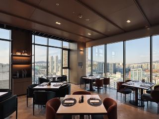 奢華室內約會當然首選飯店自助餐，「AC 萬豪衿井」