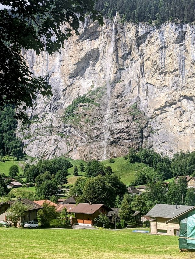擁有72條瀑布的瑞士美麗小鎮：勞特布龍嫩 Lauterbrunnen