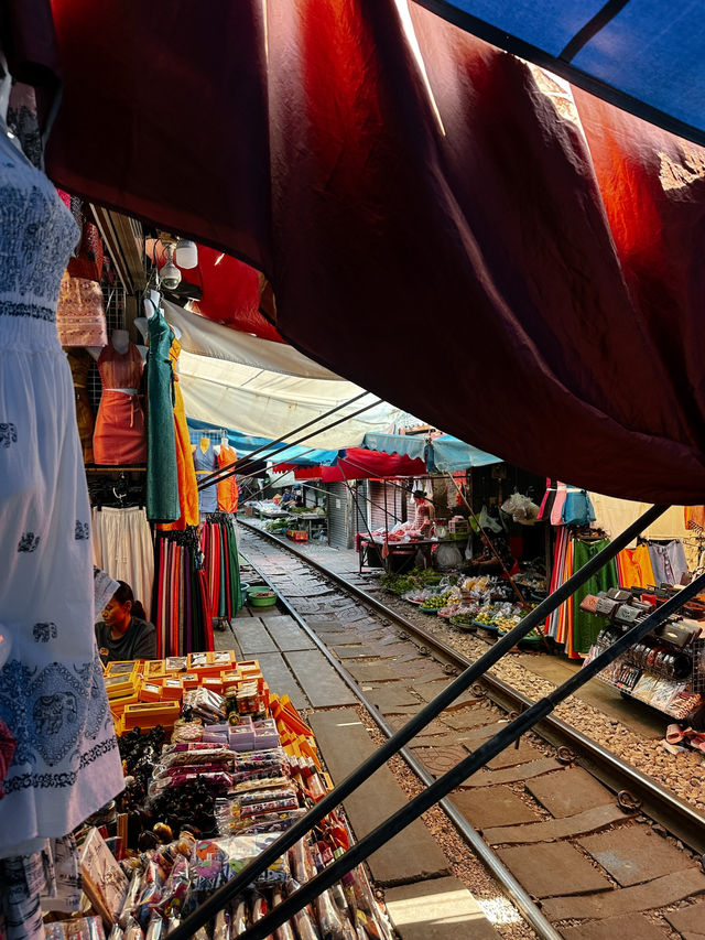 Maeklong railway market 🚂