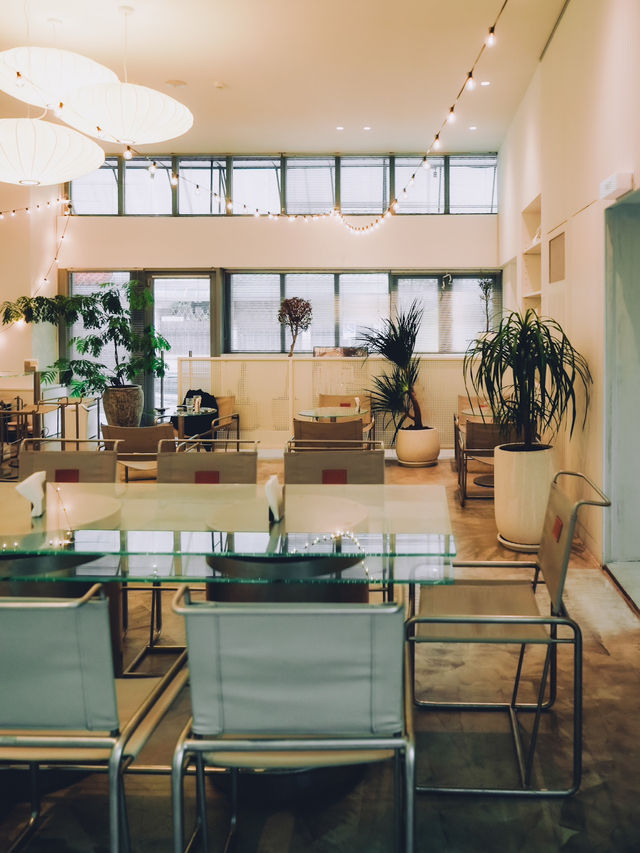 台北koshi cafe｜聖誕限定美味，開心果拿鐵與巧克力可頌！