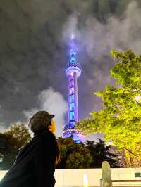 從外灘眺望東方明珠塔，順遊南京步行街體驗迷人的城市夜景
