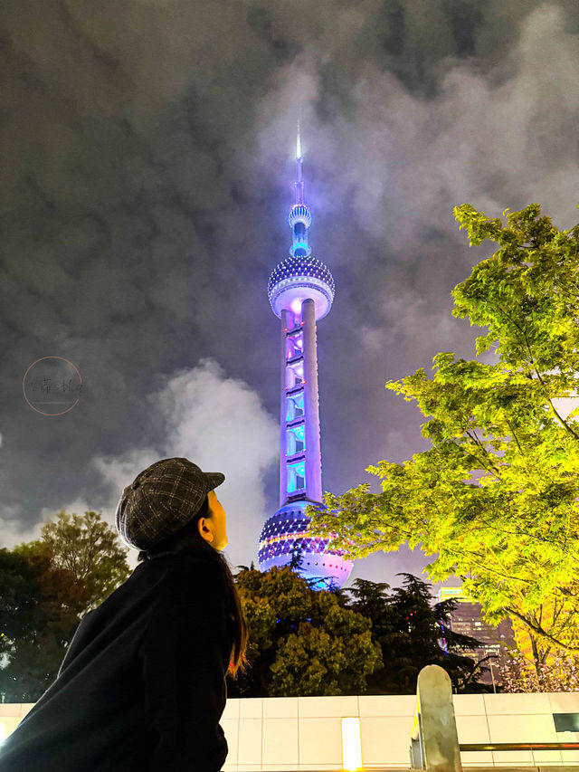 從外灘眺望東方明珠塔，順遊南京步行街體驗迷人的城市夜景