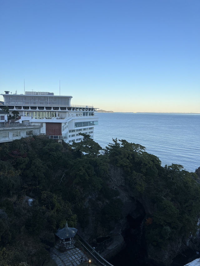 【熱海市🇯🇵】真っ青な海と海岸線を望める熱海の景勝地！