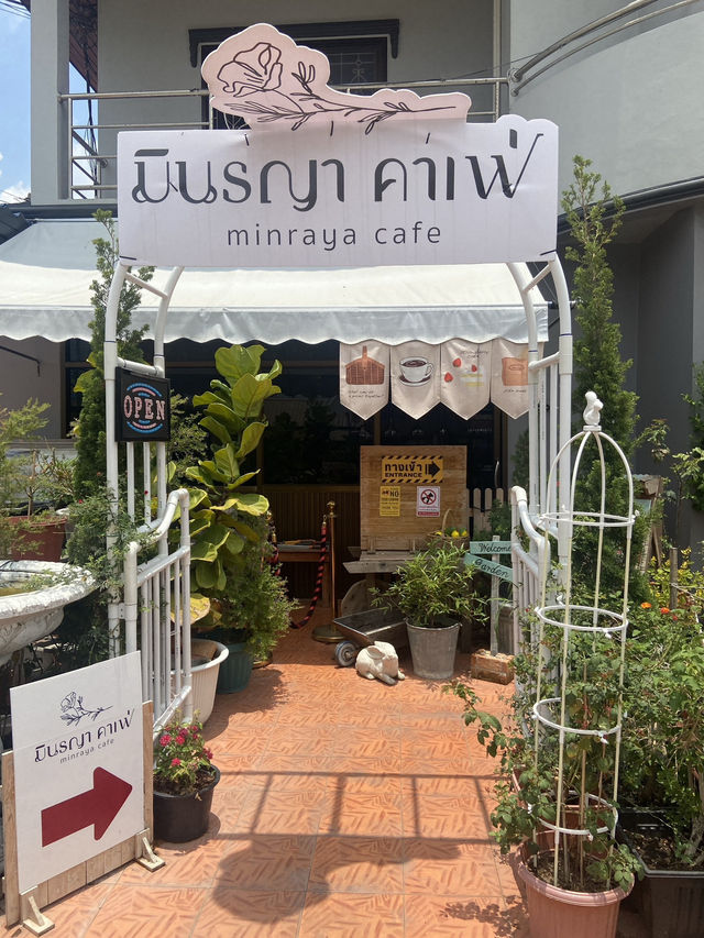 คาเฟ่ลับๆในหมู่บ้าน กลางเมืองลพบุรี! 🍰