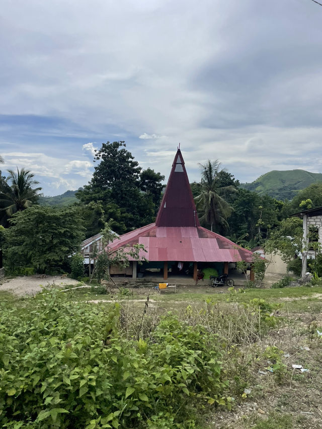 Exploring Waikabubak and surrounding areas by Scooter: The Best Way to See Sumba 🛵🌿