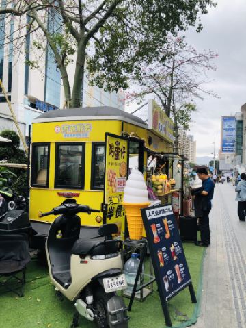 There are many food trucks