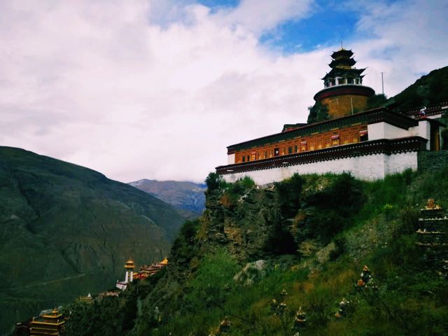 中國西藏山南著名寺廟景點洛卓沃龍寺，適合打卡拍照📸