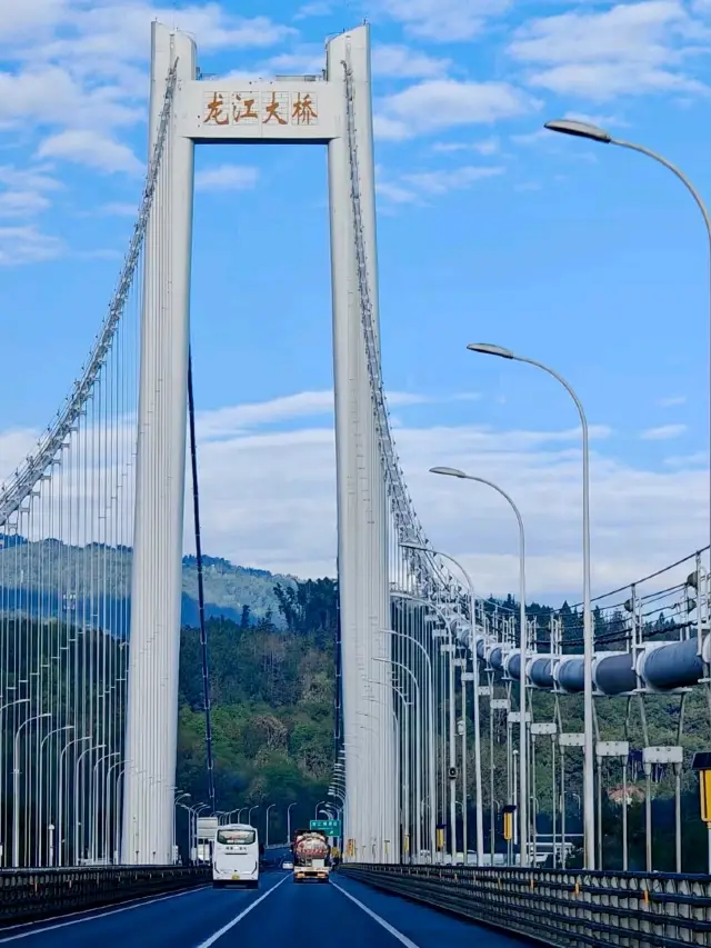 Longjiang Bridge: Spring’s Archway to the Skies