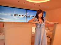 全馬首個「航空主題快閃店」就在這裡！Coach Airways 打卡登機，準備起飛！