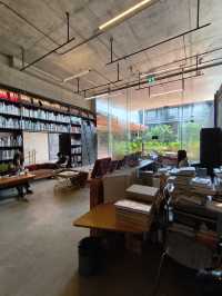 曼谷| William Warren Library 木質調美感  冷氣涼爽  曼谷最美藝文圖書館免費參觀