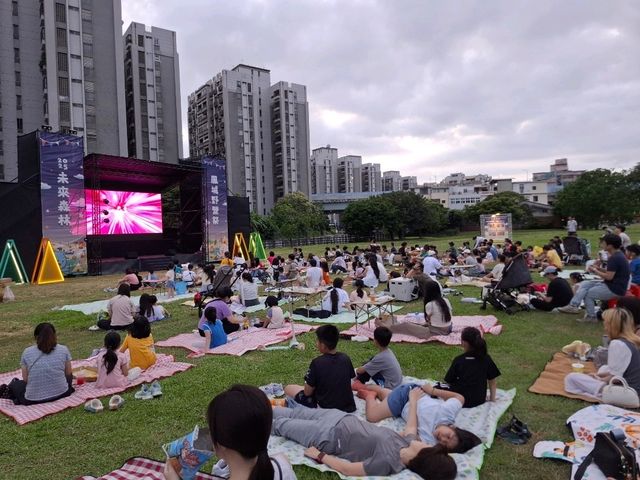 白天可以逛書店買選物，晚上直接走到旁邊公園來場 野餐＋戶外電影！