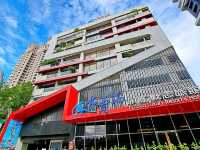 這間旅館根本是飯店界的樂園吧！我們這次入住 #台中水雲端旗艦概念旅館，從房內KTV、按摩浴缸、蒸氣室，到Switch電玩、親子遊樂區，根本捨不得退房！