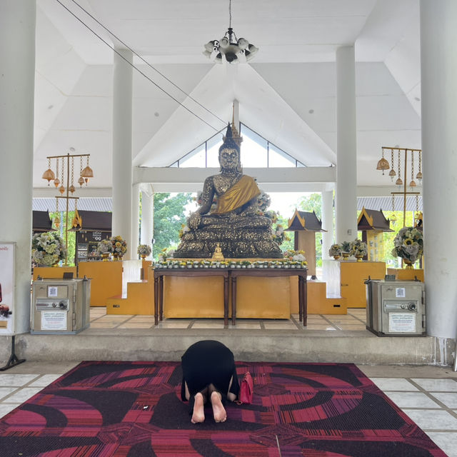 พระพุทธรูปแกะสลักหน้าผาเขาชีจรรย์