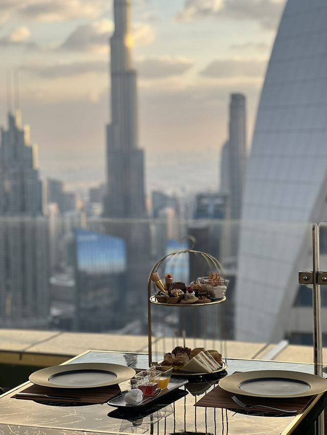 두바이에서 즐기는 세계 최고 높이 호텔의 애프터눈티🌆🍰