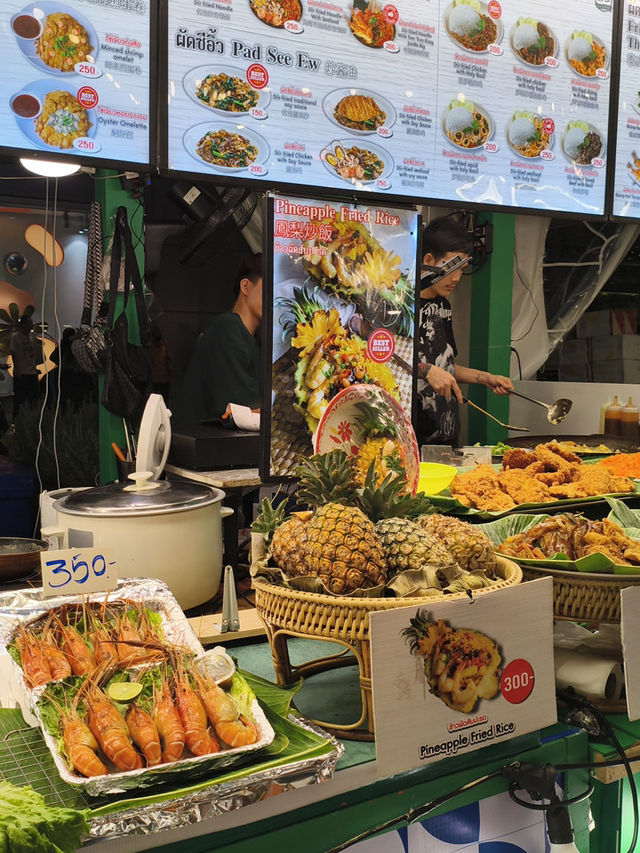 曼谷｜走出百貨就能開吃！Central World門口街頭夜市美食太讚了