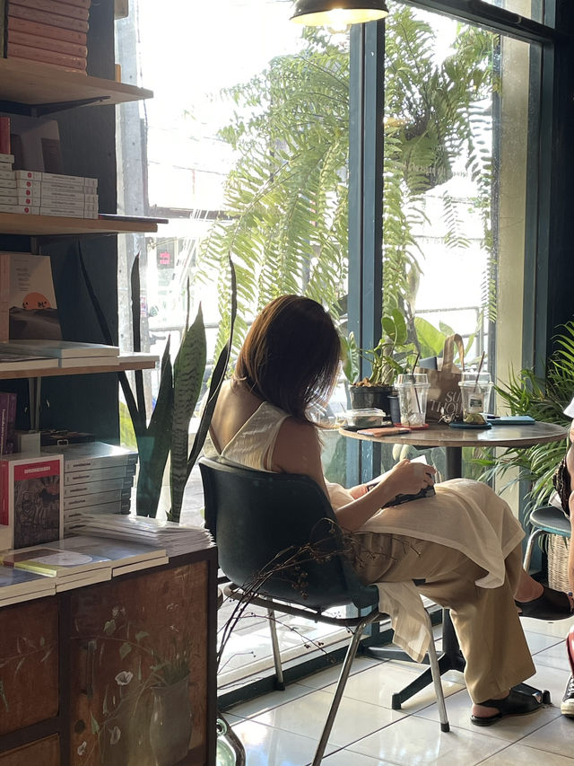 A book with no name ร้านหนังสือที่มีแมว 