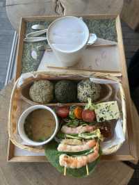Jeju’s Innisfree Café & Green Tea Fields – A Dreamy Stop for Beauty Lovers and Nature Seekers