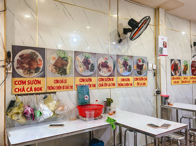 Cơm tấm đêm CUBO ร้านข้าวซี่โครงหมูหมักย่าง