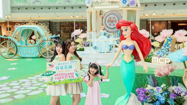 迪士尼公主經典場景  逾5,000朵仿真花打造
