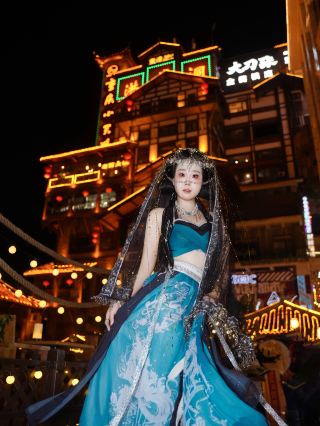 📅 แผนการเดินทาง 
 วันที่ 1: Chongqing Hongyadong 
 วันที่ 2: Liziba Station
 วันที่ 3: Jiefangbei street
 🏨 ที่พักแนะนำ : หยุนเชอ สาขา ฮงหย่าต้ง จัตุรัสสรรพสินค้าเจียฟางเป่ย 
 🍴 ร้านอาหารแนะนำ : หมาล่าหม้อไฟ 北步园火锅
 📌 เคล็ดลับ นอนพักผ่อนและเตรียมรองเท้าดีดีไป เพราะฉงชิ่งเดินวันละ 20,000 ก้าว!! 
พกหน้ากากอนามัยและทิชชู่เปียกแห้ง  😆#เที่ยวจีน #ฉงชิ่ง #พสจีน #เรียนจีน 