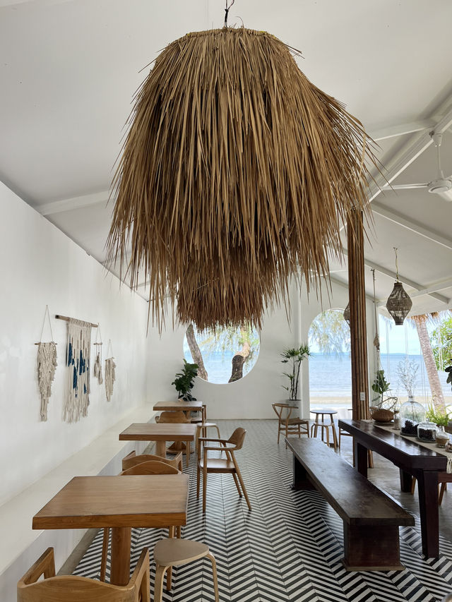 คาเฟ่ลมทะเล  – Vongole Beach Cafe คลองใหญ่ ตราด