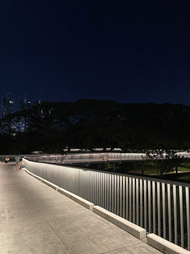 เที่ยวสวนเบญจกิติยามเย็น