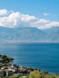 “Mirror of Clouds: The Timeless Beauty of Erhai Lake”