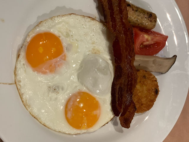 🍳 Breakfast at Melt Café — Quiet Luxury Meets a Seriously Good Spread
