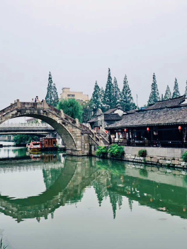 A Historical Labyrinth of Bridges and Ancient Halls