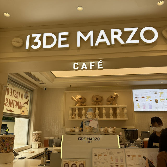 พาเที่ยวคาเฟ่หมีเกาะแก้ว 13DE MARZO 🐻🥤 พาเที่ยวคาเฟ่หมีเกาะแก้ว 13DE MARZO 🐻🥤