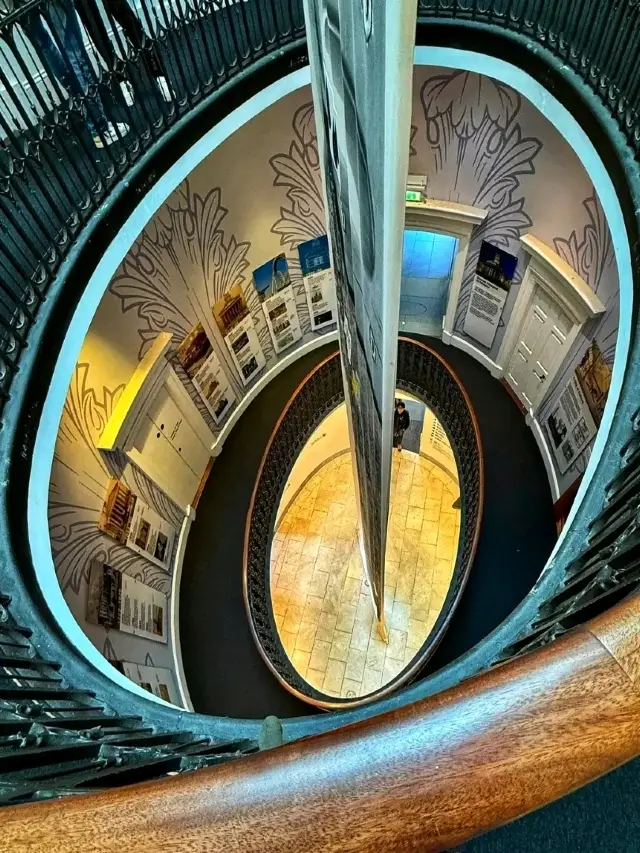 Gallery of Modern Art (GoMA) – Glasgow’s Contemporary Icon 🖼️