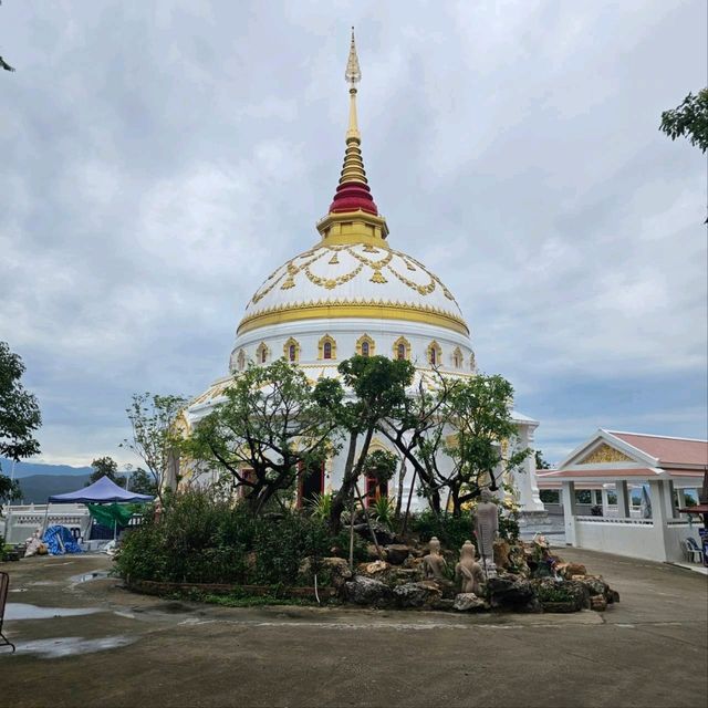 กราบพระพุทธบาทเมืองโยนก : วัดพระธาตุดอยสะเก็ด