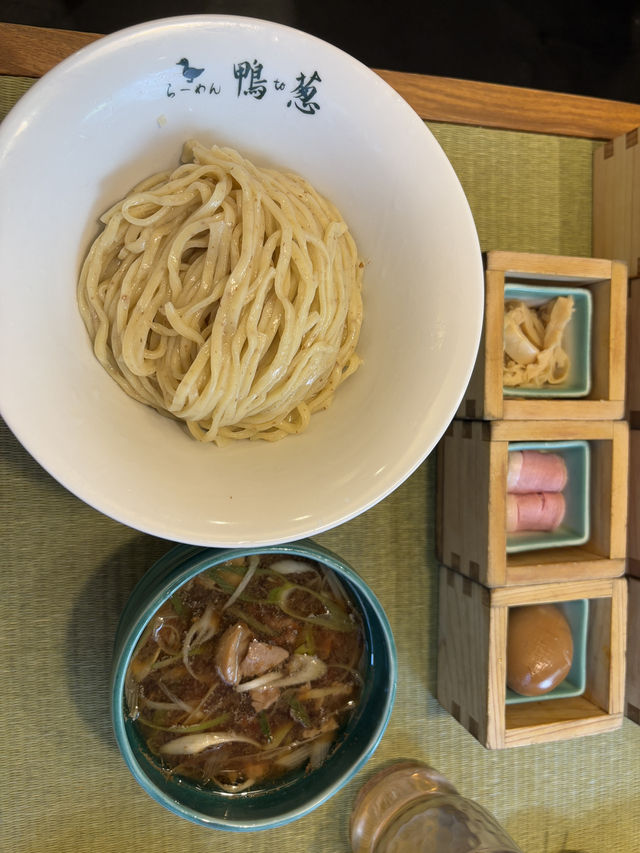 🌆 東京市區一日遊：銀座購物與築地海鮮的經典味蕾之旅！🛍️🍣