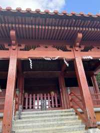 日本沖繩｜安里八幡宮——城市街角的靜謐神社，凝望歲月與庇佑的守護之地