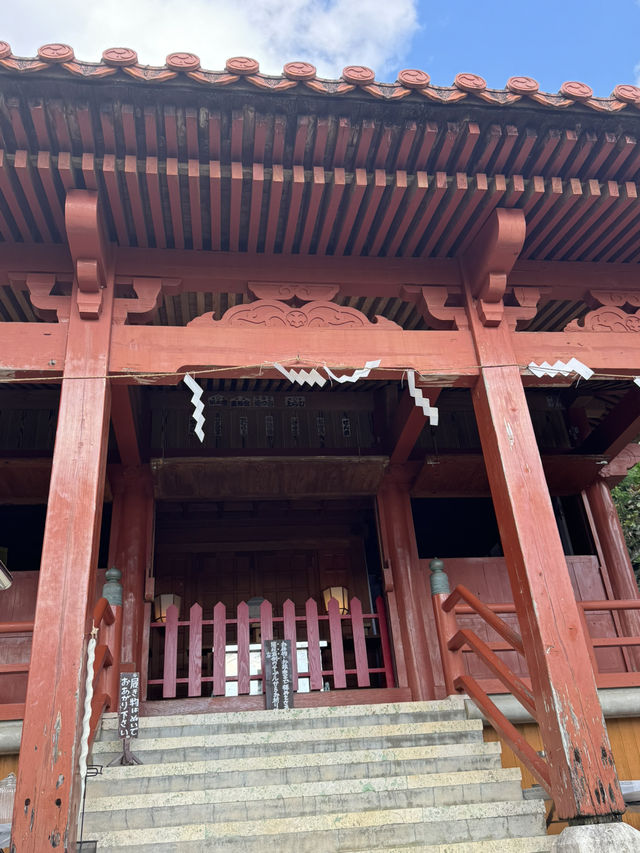 日本沖繩｜安里八幡宮——城市街角的靜謐神社，凝望歲月與庇佑的守護之地