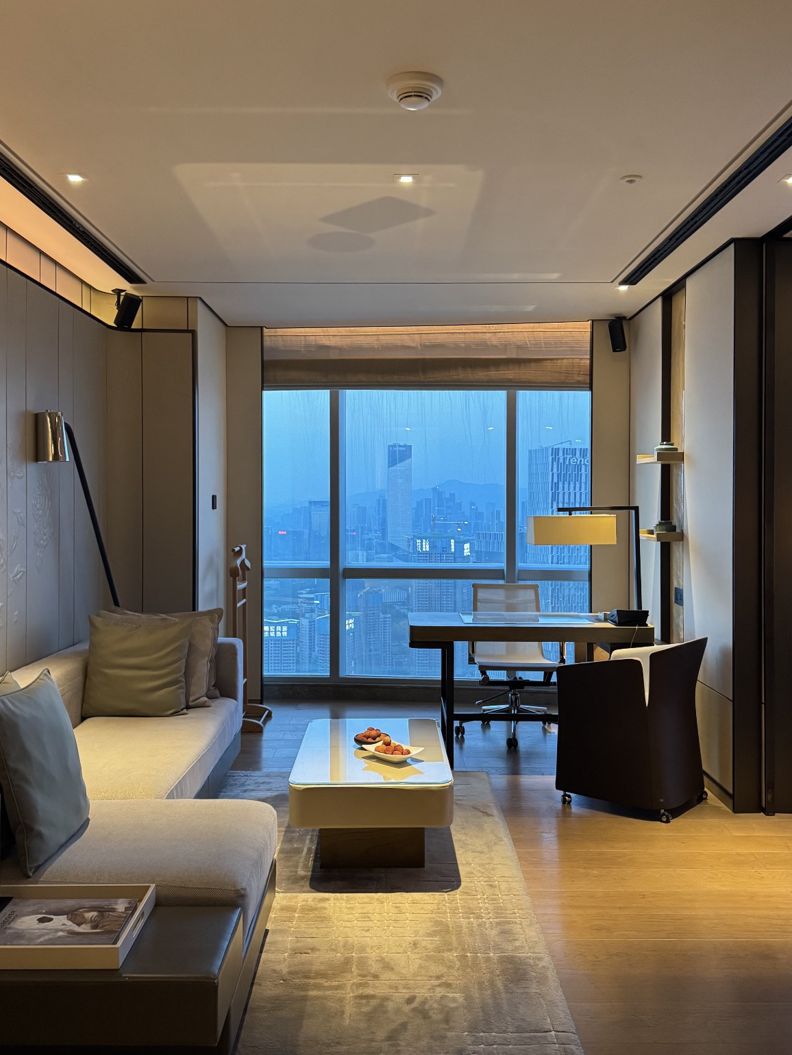 This trip to Shenzhen, I just wanted to take a breath, so I temporarily chose the Shenzhen Zhongzhou Marriott Hotel in Nanshan District before leaving. I was not disappointed at all! The location is right to the heart of the city, staying there every day whether you are going to Coast City for dinner, shopping, or want to quietly enjoy the night view of Shenzhen Bay, all arrangements are extremely convenient. It’s truly a combination of views, amenities and modernity, perfect for coming back to lounge and daze.

Talking about the hotel itself, first of all the rooms are super spacious, especially the living room and bedroom separated, put all the slippers, open the curtains at night, really surrounded by the night view of Shenzhen - sometimes sitting by the bed to shake, while drinking water while watching the city lights, the mood is unbeatable. The soundproofing is done very strongly, in the room even if there is an answer next door can not be heard, at night resting while enjoying the urban view, unforgettable.

The hotel has complete facilities, the swimming pool and fitness center are of excellent quality, want to chill can swim in the pool or go to the lobby high floor at night to check in, the whole design is very big city fashion style. The landscape elevator goes up and down with high transparency, making it easy to take pictures and check-in. The lobby is spacious and bright, with professional front desk staff during check-in, meeting Edwin or other very enthusiastic staff genuinely plus, service efficiency is good, attentive explanation, making the registration process comfortable and pleasant.

Breakfast highly recommended! There were Chinese and Western options at the buffet table, the baked breakfast was great, I tried the coffee and some egg tarts, the quality was not inferior to five-star standards. If you are an executive lounge guest, the evening Happy Hour is definitely worth a try, with some amazing small dishes and desserts.

After staying for a few days, the room hygiene and environment are very clean, whether in the public area or private room, once you enter, you can smell fresh, the cleaning lady keeps very clean every day. However, if there are special hygiene requirements, you can take the initiative to speak to the front desk and they will immediately arrange for a specialist to clean up again.

Itinerary tip: It is recommended to choose high-rise rooms, excellent views, looking out at night very healing; to Coast City and Shenzhen Bay transportation is very convenient, 5-10 minutes walk, not afraid of traffic jams. Bring slippers, a thermos, and plan to stay in the room for a long time to enjoy the view.

Last booking tip, if you plan to stay at Shenzhen Zhongzhou Marriott during peak season (such as holidays, weekends), be sure to book online in advance or call to inquire whether the room type (high-rise view room) is still available, executive lounge breakfast and evening Happy Hour vouchers are high value for money. Metro and road transportation in the city is very convenient, but remember to carry ID cards when you go out in Shenzhen area, in some cases you may encounter inspections. With all the modern buildings and business districts around the hotel, to in-depth City Walk recommend going out in the evening and strolling along the coast city all the way to Shenzhen Bay Park, feeling the bustle of Nanshan and a sense of relaxation.

#Shenzhen Hotel Recommendation #Shenzhen Bay Night View #Nanshan District Tourism #Urban View Accommodation #Central Marriott Experience