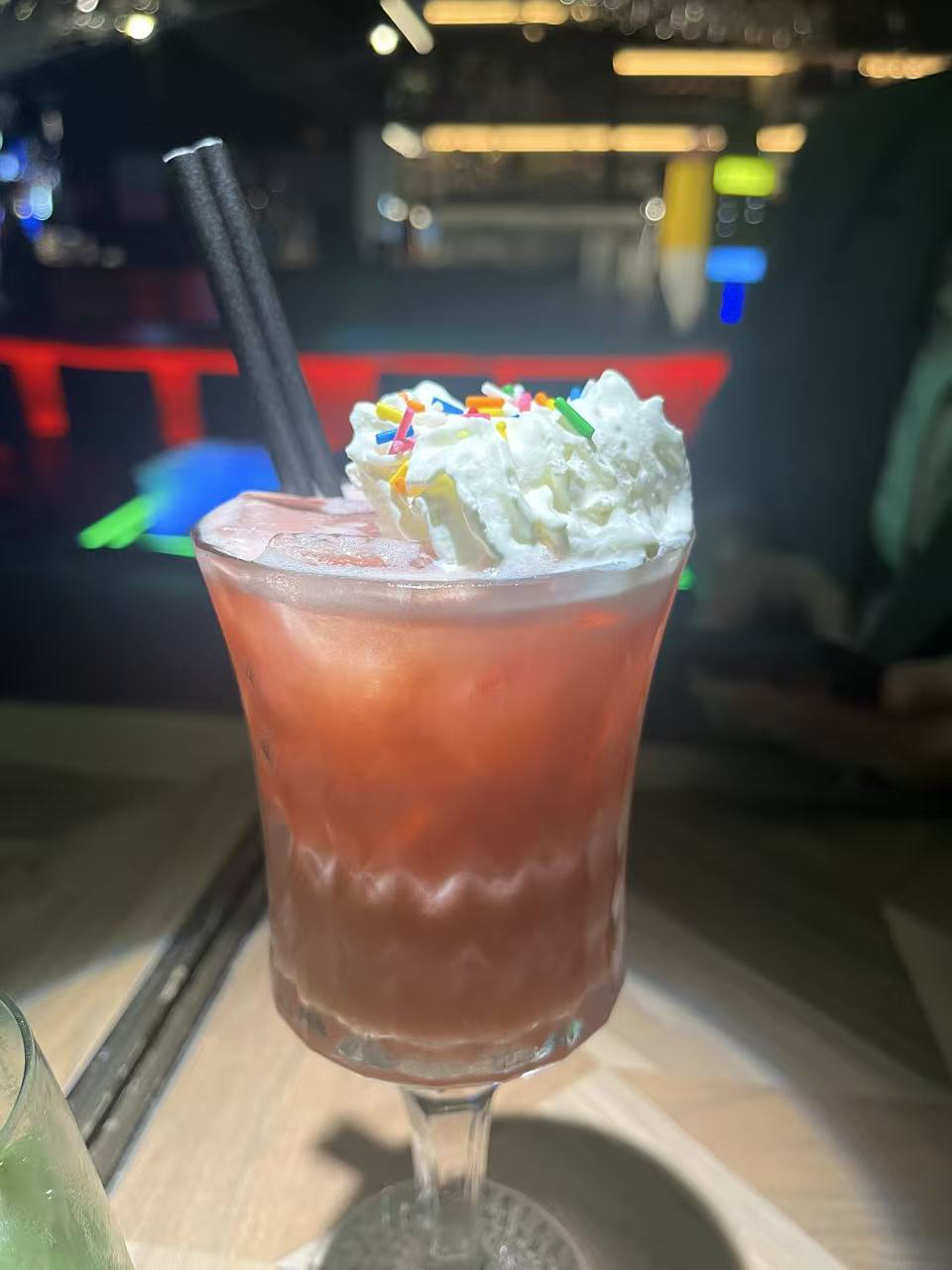 Looking for a chill spot to drink in Knutsford Terrace, Tsim Sha Tsui? It's not hard to find, but a place that combines great food, fun activities, and Instagram-worthy moments is rare! 🍹✨

This time, we visited the 404 Not Found bar, and the ambiance is incredibly cozy. The lighting is soft yet stylish, and with the outdoor seating area, the stunning views will have you snapping photos non-stop! The vibe is so perfect that your IG stories might just run out of space! 🎉

Apart from drinks, they also offer slap cup, darts, and even pool! It's the perfect place for a group of friends to have a blast, with laughter filling the air and a lively atmosphere that keeps boredom at bay.

As for the food, I highly recommend trying their skewers! Especially the grilled chicken gizzards and cartilage – crispy on the outside, tender on the inside, and so addictive you can't stop eating! The chicken wings are also incredibly flavorful – sooo good! You'll find it hard to put your fork down! 😋🔥

When it comes to drinks, the strawberry cocktail is a must-try for the ladies. Its dreamy pink hue, sweet taste, and smooth texture make it perfect for both Instagram and your taste buds!

404 Not Found excels in ambiance, food, and drinks, making it ideal for friend gatherings or romantic dates. The prices are reasonable, offering great value for money! If you're looking for a unique bar to enjoy your night, this place is highly recommended!

📍Address: 4/F, Kimberley Plaza, 45-47 Kimberley Road, Tsim Sha Tsui  
⏰Opening Hours: Usually from evening till late night (check in advance for exact hours)  

November nights are perfect for chilling here, snapping photos, throwing a party, or simply enjoying a special evening – you can't go wrong!