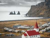 典型北歐教堂設計:紅色屋頂+白白牆身,好搶眼