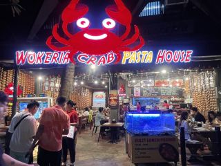 如果你正在長灘島尋找一家美味的海鮮餐廳，那就千萬別錯過！ 💙🌴

我每年年底都會和家人一起去長灘島。

這次，我想向大家介紹一家位於D'Mall購物中心的隱密當地餐廳。

去長灘島旅行，大家首先要做的就是尋找美味的餐廳。

我這次去的Walkeria Crab Pasta House

真是一家名副其實的“隱藏本地餐廳”，所以我一定要分享一下我的體驗。 ☺️

🌴 它位於長灘島的D'Mall購物中心內，非常容易找到。

Walkeria就位於長灘島D'Mall購物中心的中心地帶。由於D'Mall購物中心位置優越，交通便利，

我毫不費力地就找到了這家餐廳，完全不用擔心找不到路。大多數長灘島的餐廳推薦都只提到白沙灘附近的地區。

但誰能想到D'Mall購物中心裡竟然藏著這樣一家海鮮餐廳呢！

🦞 一家深受當地人喜愛的隱密餐廳

這家餐廳最有趣的地方在於：

本地顧客比韓國遊客還多。這讓我確信這是一家真正的餐廳。

餐廳內部充滿了濃鬱的長灘島風格。

木質色調和柔和的燈光營造出絕佳的拍照氛圍。

這裡簡直就是一個天然的攝影勝地，非常適合拍攝美麗自然的照片。

這裡也是拍攝旅遊照片的理想地點📸✨

🔥 一道充滿當地特色和表演的招牌菜。

Walkeria 的招牌菜無疑是

鐵板海鮮拼盤。

這可不是普通的海鮮拼盤。

這是一道只有這裡才能品嚐的特色菜。

拼盤裡滿滿都是章魚、魷魚、蝦子和淡菜等海鮮。

聽著它們在鐵板上滋滋作響的聲音，簡直是一種享受。 😆

真正的亮點是…

✨🔥 火焰秀🔥✨

在您的餐點上桌前，一場精彩的煙火表演將輪番上演，

絕對令人嘆為觀止。

👥 海鮮套餐依不同人數精心準備。

優勢顯而易見。

我們提供2人、3人、4人和6人套餐。

您可以根據團隊人數選擇合適的套餐，

無需為選擇而煩惱。

最重要的是，

套餐包含Walkeria的所有招牌菜色。

拼盤 + 義麵 + 蝦仁，

等等。

他們精心設計了這份菜單，讓您盡享長灘島的海鮮盛宴。

所以，對於那些想要「無需糾結就能品嚐到最佳組合」的人來說，

這裡簡直完美。 👍

🦀 留下蟹殼留言

用餐後，您可以在桌上提供的蟹殼留言板上寫下您的美好回憶。

我寫下了我的旅行日期和朋友的名字，

我一定會再來的。同感！

這個小細節真可愛🧡

長灘島的熱門景點通常以漂亮的拍照點為賣點，

但這家餐廳更注重「創造回憶」的氛圍。

🌴 Walkeria 餐廳整體評價

• 熱愛長灘島海鮮的食客必去之地。

• 當地人常光顧，所以味道早已名不虛傳。

• 位於 D'Mall 購物中心內，很容易找到。

• 鐵板海鮮拼盤 + 火焰表演

是極致的旅行體驗。

• 長灘島餐廳推薦清單上的必備之選。

• 氣氛、口味、價格和菜單都恰到好處。

• 和其他長灘島熱門景點一樣，這裡也充滿活力，

非常適合拍照。

我明年一定會再來長灘島！ ！我一定會再來的。這個地方太棒了👍💙🌊

#長灘島餐廳 #長灘島海鮮 #長灘島海鮮

#長灘島餐廳推薦 #長灘島購物中心 #沃克利亞購物中心

#長灘島旅遊 #長灘島獨立旅行 #鐵板海鮮拼盤

#長灘島熱門景點 #長灘島情懷 #長灘島當地餐廳

#長灘島蟹肉義麵 #長灘島餐廳點評