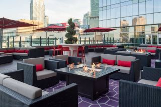 🏨✨ 多倫多三角洲酒店 – 市中心住宿，完美契合您的每個旅行瞬間 ✨🏨

如果您正在多倫多尋找便利舒適的住宿，滿足各種生活方式的需求，那麼多倫多三角洲酒店絕對是您的最佳選擇之一。從您踏入飯店的那一刻起，這裡將讓您的旅程「更加輕鬆難忘」。

飯店位於市中心黃金地段，地理位置極為便利，方便您觀光、購物、觀賞體育賽事或探索這座城市。酒店周圍環繞著大都市的活力，卻出人意料地為您提供了寧靜、私密和放鬆的體驗。

🛏️ 客房 – 豪華舒適，享受迷人城市景觀

客房採用現代風格設計，色調溫暖，營造出潔淨舒適的氛圍。柔軟舒適的床鋪確保您在一天的觀光後，能夠一夜好眠。寬敞的窗戶讓自然光線灑滿房間，並可欣賞到多倫多的美麗景色，尤其是在夜晚，迷人的城市燈光令人流連忘返，您甚至捨不得拉上窗簾。

🍽️ 美食與氛圍 – 美味佳餚與迷人景色

飯店設有氣氛極佳的餐廳和酒吧，是您在開始探索城市之前享用清淡早餐的理想之選。或者，在疲憊的一天結束後，您也可以在舒適愜意的環境中享用豐盛美味的晚餐，放鬆身心，在繁華都市中感受一份悠閒愜意。

🏊♂️💪 設施 – 一站式滿足您的所有需求。

健身愛好者一定會愛上配備齊全的現代化健身中心，或是在室內游泳池中放鬆身心，舒緩疲勞。飯店適合遊客和商務人士入住。

📍 位置 – 步行即可到達市中心。

酒店最大的亮點在​​於其優越的地理位置。所有景點均在步行範圍內。許多主要旅遊景點近在咫尺，是希望在短時間內遊覽多個地標的理想之選。

📸 附近必遊景點：

加拿大國家電視塔 (CN Tower)

加拿大里普利水族館 (Ripley’s Aquarium of Canada)

羅傑斯中心 (Rogers Centre)

海濱區 (Harbourfront)

多倫多聯合車站 (Toronto Union Station)

聖勞倫斯市場 (St. Lawrence Market)

💬 入住體驗總結：

多倫多三角洲酒店 (Delta Hotels Toronto) 在便利性、舒適性和地理位置之間實現了完美的平衡。無論您是第一次來多倫多還是再次光臨，這家飯店都能讓您的旅程更加完美。入住於此，您能感受到飯店對細節的關注和輕鬆舒適的體驗。盡情享受您在多倫多的美好時光吧！ 🌆💙

#多倫多三角洲酒店 #多倫多之旅 #多倫多酒店

#多倫多住宿 #加拿大旅遊 #住宿點評

#多倫多市中心 #加拿大旅遊 #酒店點評