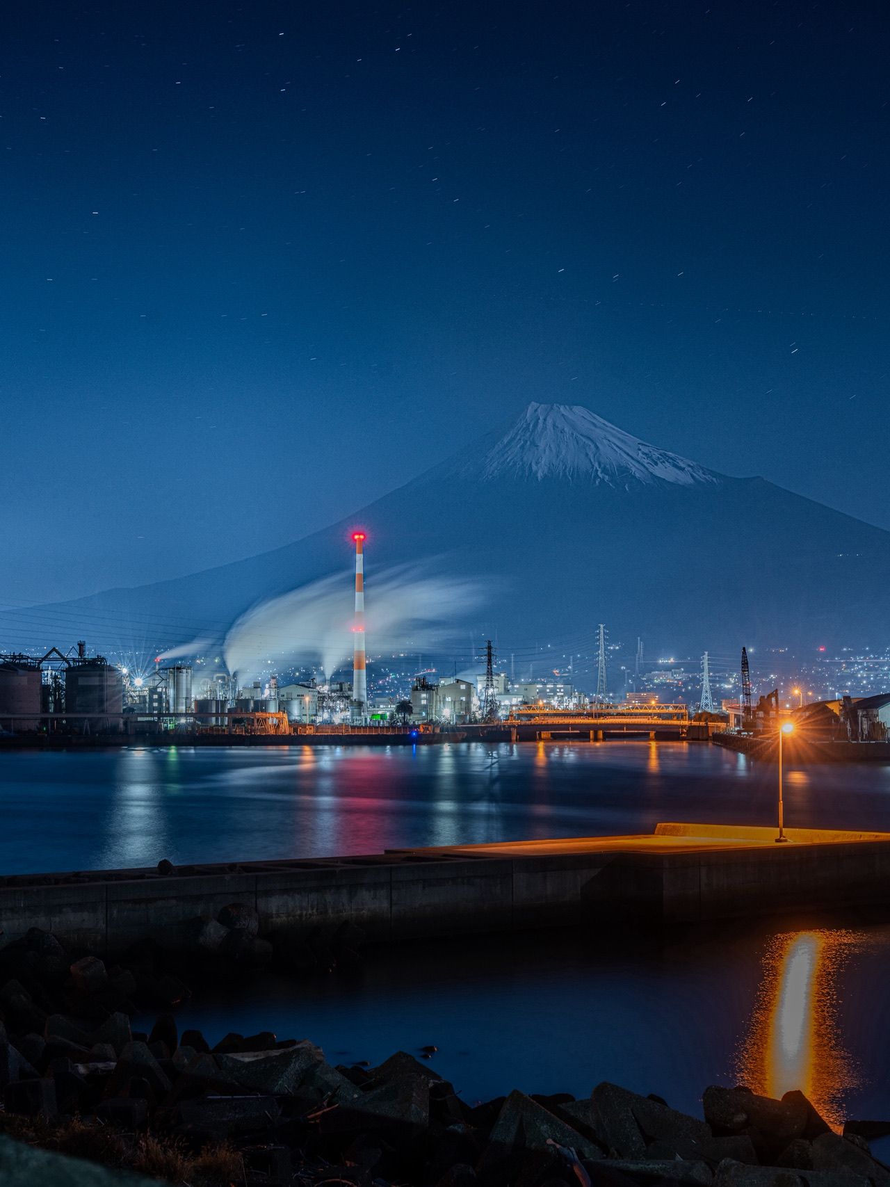 富士山のフォトスポット！工場夜景と富士山が撮れる有名スポット