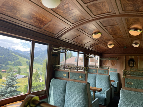 スイスのこのレトロな列車、窓の外は連載されるポストカードのよう