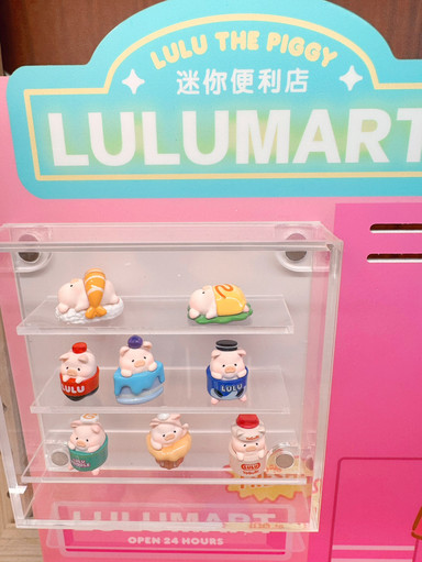 スクイーズ、収納スツール、文房具まで！LuLu豚グッズが勢ぞろい