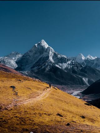珠穆朗瑪峰 🏔️🇳🇵🇨🇳

珠穆朗瑪峰,在尼泊爾稱為薩加瑪塔峰,在西藏被稱為喬莫朗瑪峰,海拔8,848.86公尺(29,031.7英尺),是地球上最高峰。

它位於尼泊爾和中國(西藏)的交界處,吸引來自世界各地的探險家。

🌄 體驗珠峰的最佳方式:

· 🥾 珠峰大本營健行(尼泊爾):經典的喜馬拉雅探險之旅,通常從盧克拉出發,往返需要12-16天。

· 🚙 珠峰北坡大本營:您可以搭車前往北坡大本營,因此這條路線對體力的要求較低。

· 🏔️ 珠峰觀景健行:從尼泊爾一側出發的較短健行路線,可以欣賞到珠峰的壯麗景色。

· 📸 珠峰觀景點:卡拉帕塔爾 (Kala Patthar) 等地擁有一些最著名的全景視野。

最佳季節:

🌸 三月至五月 – 春季健行和登山季

🍂 十月至十一月 – 通常晴空萬裡,山景壯麗

⚠️ 海拔是最大的挑戰。充分的適應性訓練至關重要,尤其是在海拔 5000 公尺以上進行健行時。

珠峰之旅不僅僅是登頂——沿途的夏爾巴文化、佛教寺院、懸索橋、冰川以及令人嘆為觀止的喜馬拉雅山脈風光,都將使這段旅程成為一段難忘的回憶。 ❤️🏔️

#珠峰大本營 #尼泊爾 #喜馬拉雅山脈 #珠峰健行 #夏爾巴文化 #登山探險 #尼泊爾旅遊