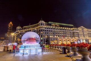 Take a leisurely stroll in the cool winter breeze at Zhongyang Pedestrian Street, Harbin.