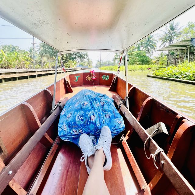 Relaxing river market travel in Thailand!  