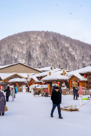 Traditional Performers, Snowy Storefronts, and Village Walkways on Xueyun Street