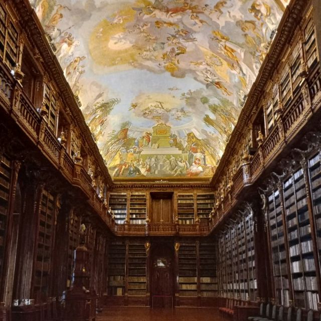 【プラハ】美しすぎる図書館！ストラホフ修道院
