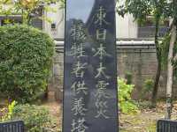 There are many attractions such as magnificent sculptures and gardens