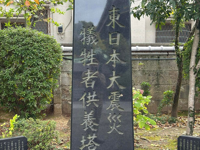 There are many attractions such as magnificent sculptures and gardens